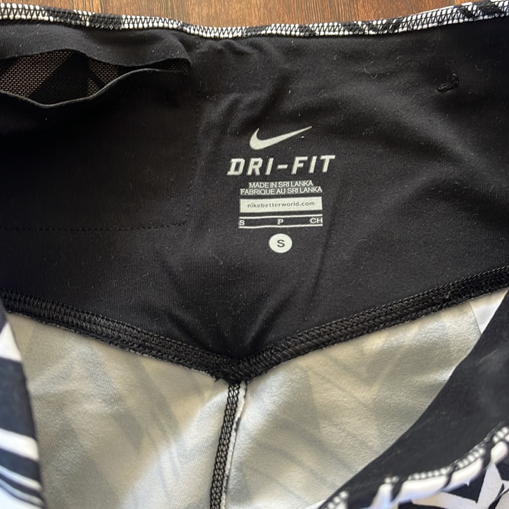 Cute and fun Nike leggings! - Picture 3 of 4